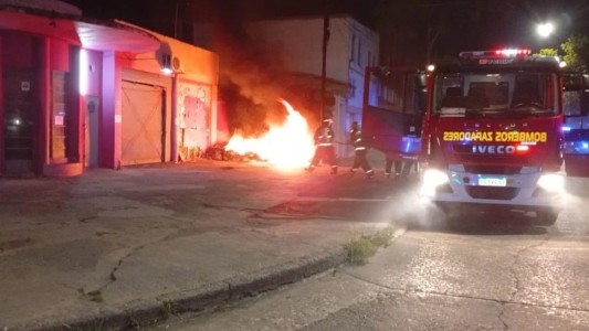 Se incendió una gomería en calle Mariano Comas al 2.400