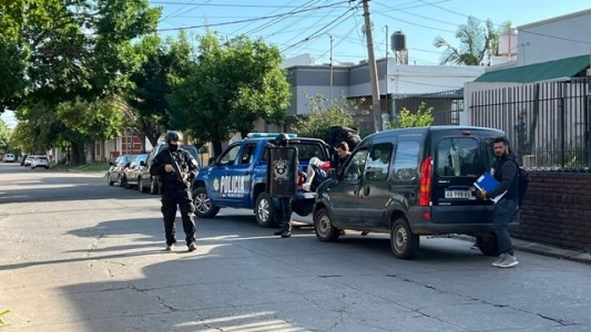 Se realizaron múltiples allanamientos por robos en Santa Fe: un detenido, armas y dinero