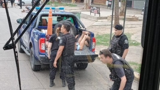 Barrio El Pozo: Trasladaron a los cuatro detenidos por amenazar a vecinos con cuchillos