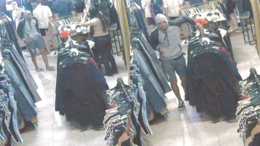 Robó, intentó escapar, chocó y derrapó con su moto: quedó detenido