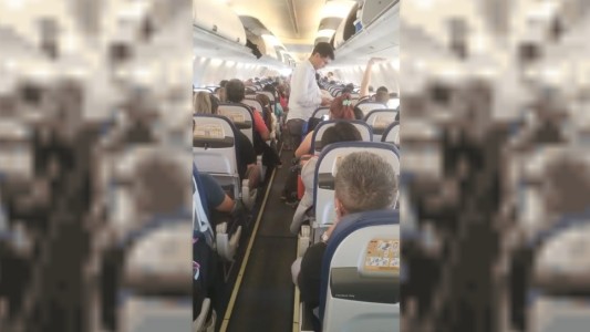 "Es una locura que puedan hacer lo que quieran", dijo una pasajera que se descompuso tras estar dos horas varada en el avión