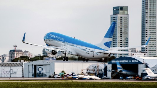 El Gobierno amenaza con cerrar Aerolíneas si los gremios no frenan las medidas de fuerza