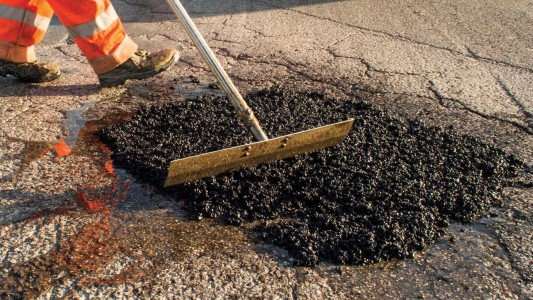 La Municipalidad adquirirá asfalto en frío para reparar baches