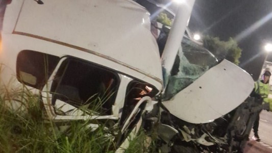 Impactante: un auto quedó partido a la mitad tras chocar contra una columna de luz