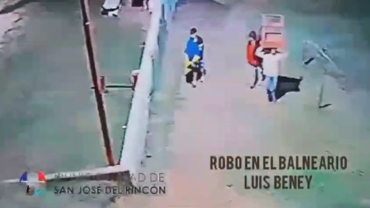 Video: se quisieron robar una reposera del balneario de San José del Rincón