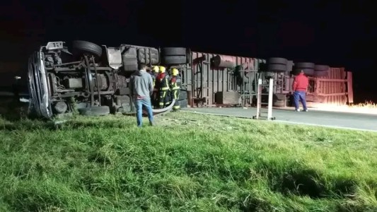 Volcó un camión e intentaron robarse la mercadería