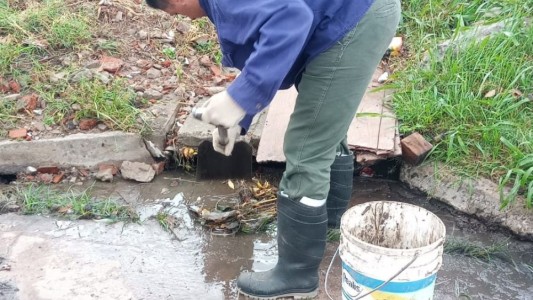 Personal municipal atiende los reclamos y trabaja en las zonas afectadas por la lluvia (1)