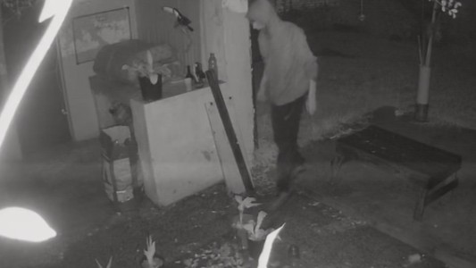 En plena tormenta ingresó a robar a una vivienda: quedó filmado