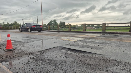 Tras el accidente de ayer, se realizan trabajos en el Puente Carretero