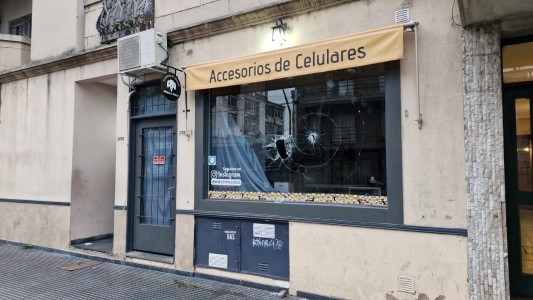 De un piedrazo rompieron la vidriera de local comercial de la Recoleta