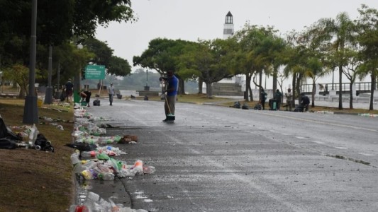 Reclamos por la basura en la costanera tras los festejos de los estudiantes