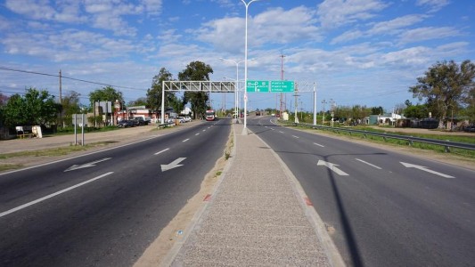 Accidentes en Ruta 1: un patrullero chocó un auto y una mujer sufrió un motoderrape