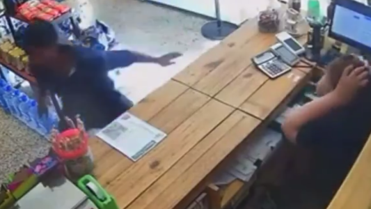 Entró a un local y le tiró una piedra en la cabeza a la empleada para robarle: lo detuvieron