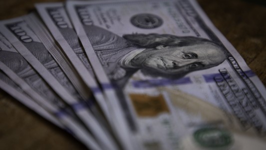 Con otra baja del dólar blue, la brecha perforó el 10% y alcanzó un nuevo mínimo en la era Milei