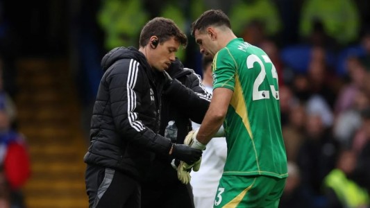 Dibu Martínez sufrió una fractura en uno de los dedos de su mano izquierda: cuánto tiempo estará sin jugar