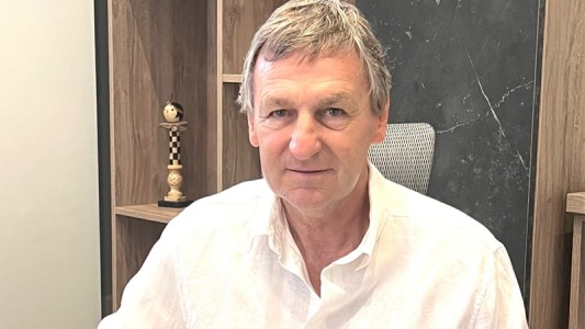 Mientras se espera la confirmación del DT, ¿qué jugadores se buscan en Colón?