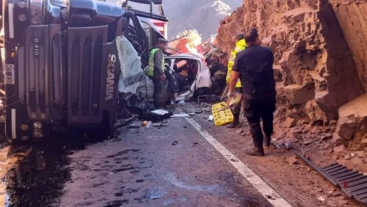 Imágenes: fatal accidente entre un camión y auto en Mendoza