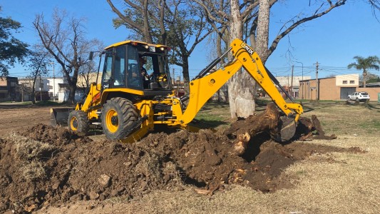 Licitaron la compra de motoniveladoras y retroexcavadoras