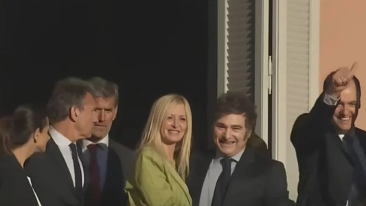 Milei salió al balcón de la Rosada junto a 'Yuyito' González: "En 2025 vamos a despegar"