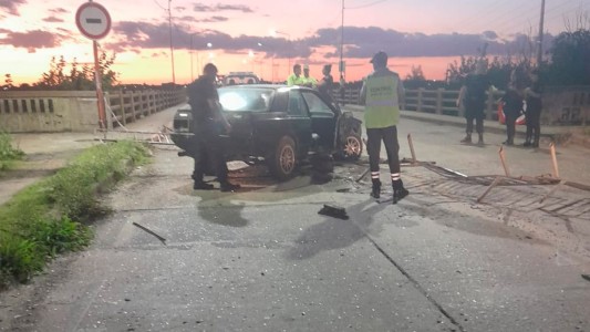 Pese a la restricción, vehículo intentó cruzar por el Puente Carretero: quedó detenido el conductor