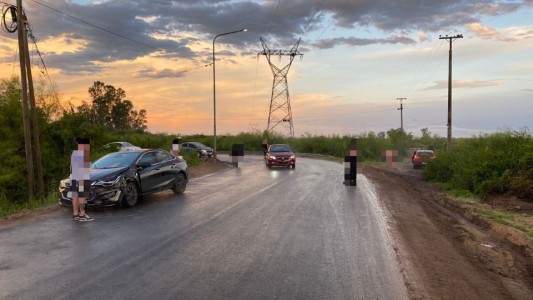 Fuerte accidente entre dos autos en la curva del Acceso Norte