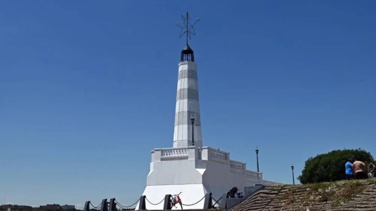 El Faro de la Costanera luce renovado: trabajos de mantenimiento y luces festivas