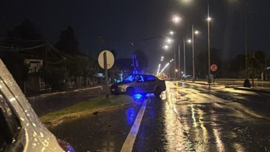 RP1: perdió el control del auto, chocó contra columna de alumbrado y dio varios giros