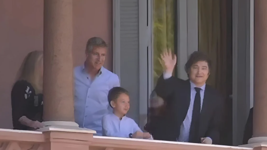 Javier Milei recibió a Martín Palermo en Casa Rosada y salieron a saludar al balcón