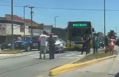 Chocaron un colectivo y un auto: varios pasajeros heridos