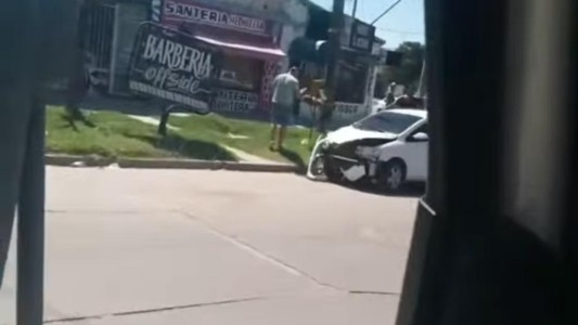 Una moto y un auto chocaron en el cruce de Gorriti con Peñaloza