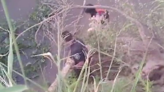 Policías salvan a una joven de 22 años atrapada en el río Coronda tras volcar su kayak