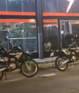 Se escapó del hospital y terminó encerrado en un gimnasio