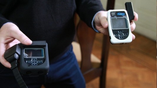 Proponen utilizar tobilleras eléctricas para casos de violencia de género