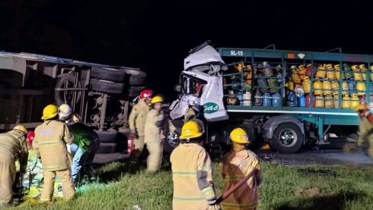 Fuerte choque entre dos camiones en la Autopista Santa Fe - Rosario