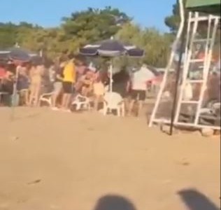 Más de 10 jóvenes se tomaron a golpes de puño en la Costanera