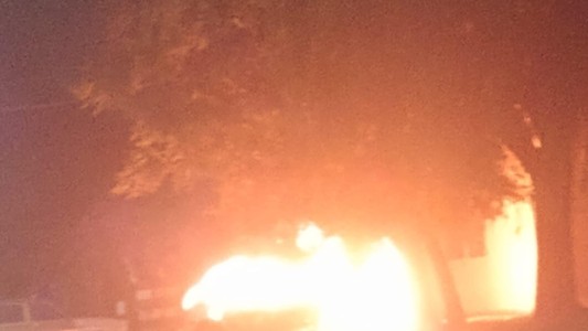 Incendiaron un auto en Espora y Zavalla