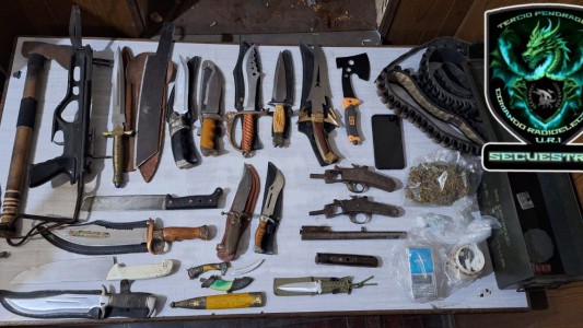 Lo buscaban por violencia de género y le encontraron un arsenal de armas