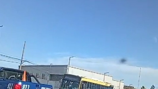 Circulaba a contramano por el Metrofe y chocó de frente a un colectivo