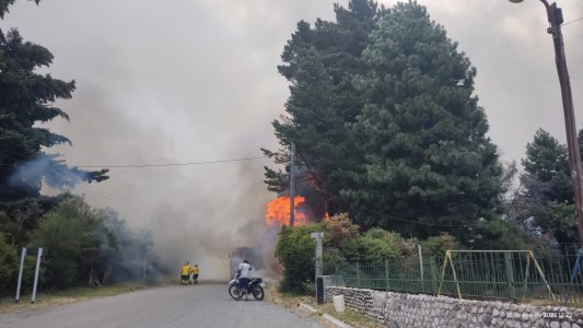 Incendio en Epuyén: se consumieron más de 2 mil hectáreas y debieron evacuar 200 viviendas