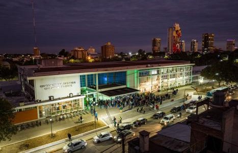 Dos cuidacoches se trenzaron a golpes cerca de la Terminal de Ómnibus
