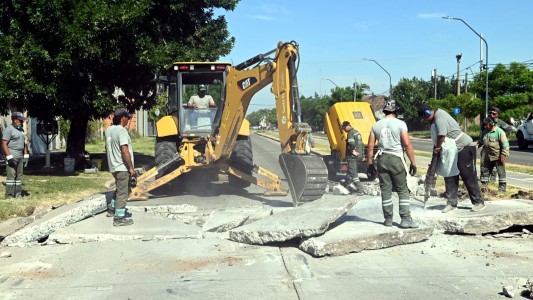La municipalidad trabaja en la recuperación del asfalto en Bv. French y Rivadavia