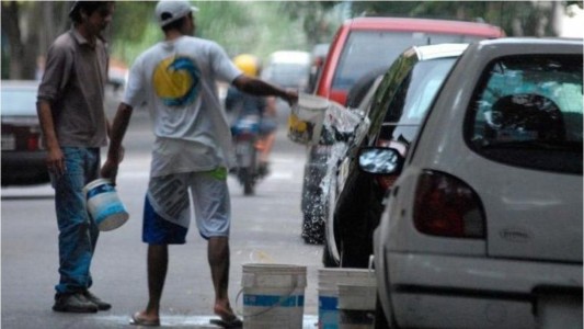 Cuidacoches: ¿cuántos quedan en la zona del centro y barrio Candioti?