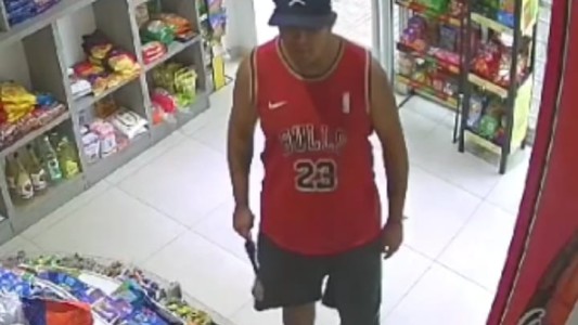 Asalto a kiosco en Bv. Pellegrini al 2900: quedó registrado en las cámaras de seguridad