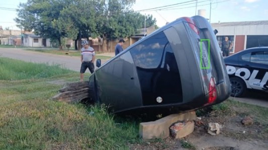 Reconquista: un adolescente conducía un auto y terminó volcando