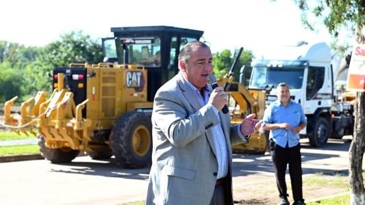 Poletti participó de la firma del contrato para pavimentar Avenida Peñaloza