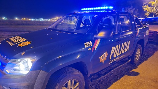 Detuvieron a un joven mientras intentaba robarse reflectores de un Fútbol 5