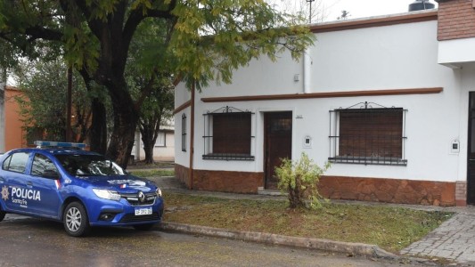Video: así trepaba un ladrón para ingresar a vivienda en barrio Sargento Cabral