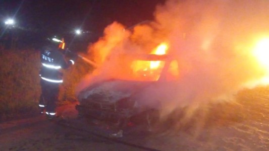 Santo Tomé: un auto se prendió fuego en plena calle