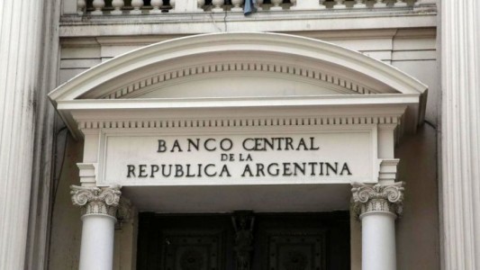 El Banco Central habilitó la opción para pagar con dólares en cuotas
