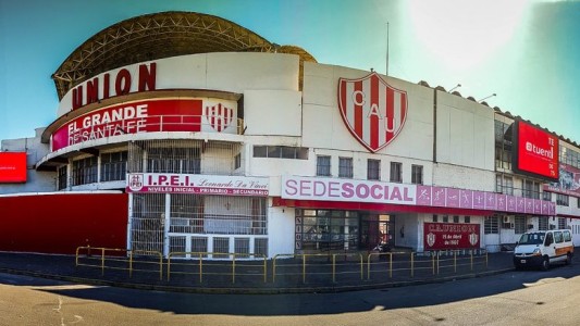 Encontraron una bandera con mensaje intimidante en el portón de ingreso de Unión